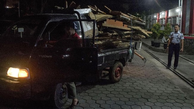 Kanwil Kemenkumham Jabar membongkar 32 saung mewah di Lapas Sukamiskin. Saung ini punya beragam fasilitas dan jadi tempat pesta segelintir narapidana.