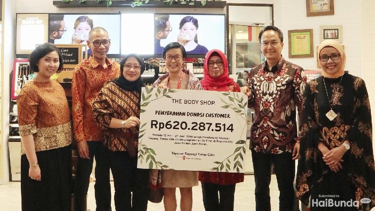 Ada banyak yayasan yang mengasuh anak kurang mampu, meskipun anak-anak tersebut masih memiliki orang tua atau keluarga.