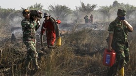 FOTO: Berjibaku Padamkan Kebakaran Lahan Gambut