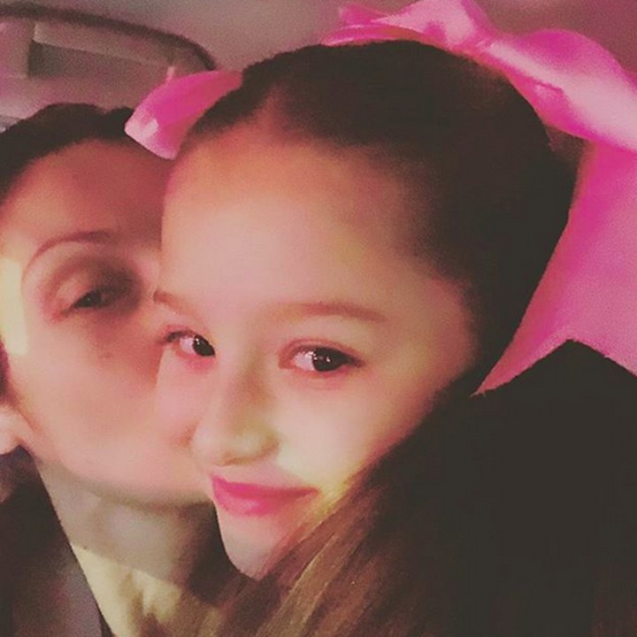 <p>Muah! Kecup sayang Bunda Nora untuk si gadis kecil Scarlett. (Foto: Instagram/ @norasalinastv)  </p>