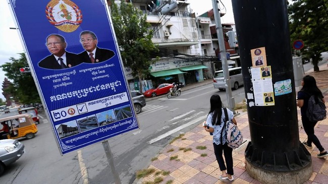 Meski kondusif, Dubes RI untuk Kamboja mengimbau WNI untuk tetap waspada dan menjauhi keramaian, serta menghubungi KBRI Phnom Penh jika memerlukan bantuan.