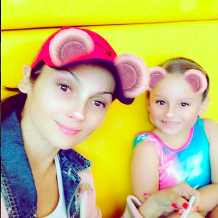 <p>Scarlett adalah putri semata wayang Nora Salinas, pemeran tokoh tante rambut palsu di telenovela 'Carita de Angel' yang terkenal dengan tokoh utama gadis cilik bernama Dulce Maria. (Foto: Instagram/ @norasalinastv)  </p>