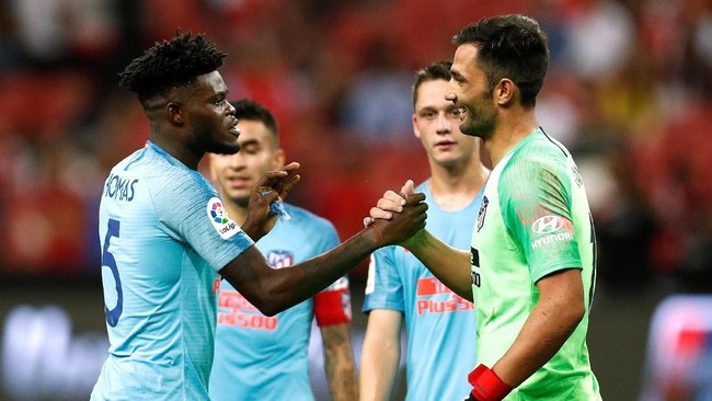 Atletico Madrid meraih kemenangan pertama di turnamen pramusim ICC 2018 usai mengalahkan Arsenal lewat adu penalti di Stadion Nasional Singapura, Kamis (26/7).