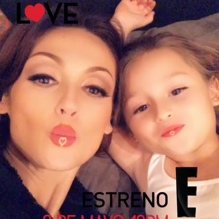 <p>Nora dan Scarlett memang sering wefie dengan aplikasi-aplikasi yang bikin penampilan mereka makin manis. (Foto: Instagram/ @norasalinastv)</p>