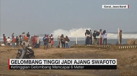Gelombang Tinggi Jadi Ajang Swafoto
