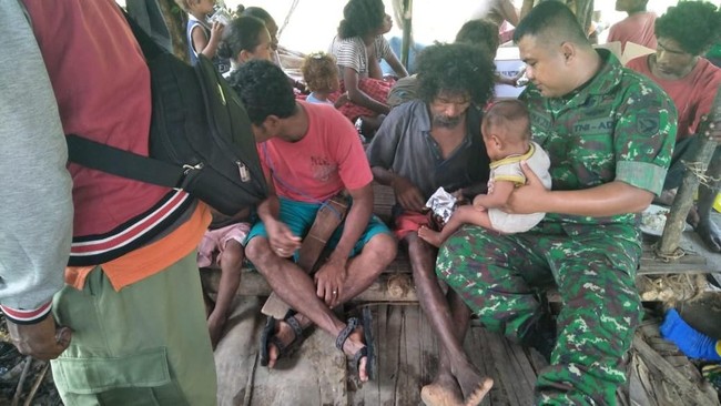 Bantuan itu berupa mie instan, gula pasir, beras, garam, alas kaki, dan pakaian dikirim pedalaman Gunung Murkele, Kecamatan Seram Utara, Maluku Tengah.