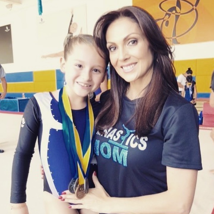 <p>Bangganya Nora ketika Scarlett sukses menjuarai lomba gymnastic. (Foto: Instagram/ @norasalinastv)</p>