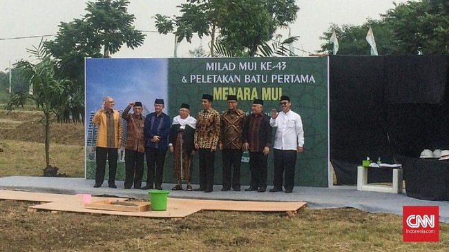 Presiden RI Joko Widodo hadir di Bambu Apus untuk mengikuti Milad MUI sekaligus meletakkan batu pertama pembangunan Menara MUI.