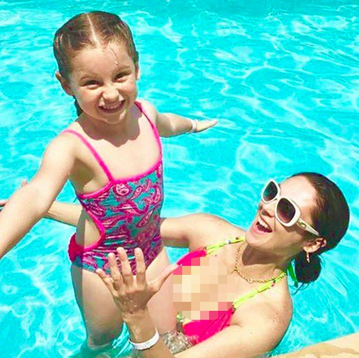 <p>Lihat, happy banget ya Scarlett diajak berenang sama bundanya. (Foto: Instagram/ @norasalinastv)  </p>
