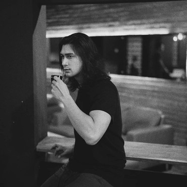 Kompak Unggah Foto Cincin Kawin, Inikah Sosok Suami Tara Basro?