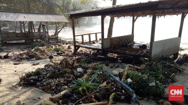 Gelombang tinggi air laut telah merusak persediaan sembako warga di Banten Selatan yang menerjang masuk hingga ke dalam rumah warga.