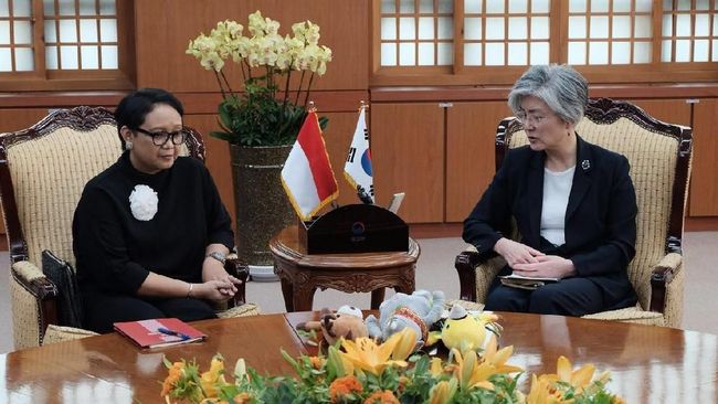 Dua Kapal Korsel Tabrakan di Laut Jepang, Tiga ABK WNI Hilang Dua kapal ikan berbendera Korea Selatan bertabrakan di perairan lepas pantai Pulau Hokkaido, Jepang. Tiga anak buah kapal (ABK) asal Indonesia hilang.