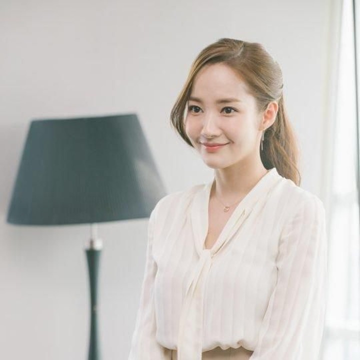 <p>Lalu ada juga <em>office look</em> Park Min Young dalam drama Korea <em>What's Wrong with Secretary Kim</em> yang ikonik. Dalam drakor tersebut, ia kerap tampil dalam balutan rok dan blouse. (Foto: tvN)</p>