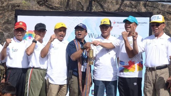 Obor Asian Games 2018 tiba di Lombok, Nusa Tenggara Barat, dan disambut meriah kesenian daerah Gendang Beleq. 