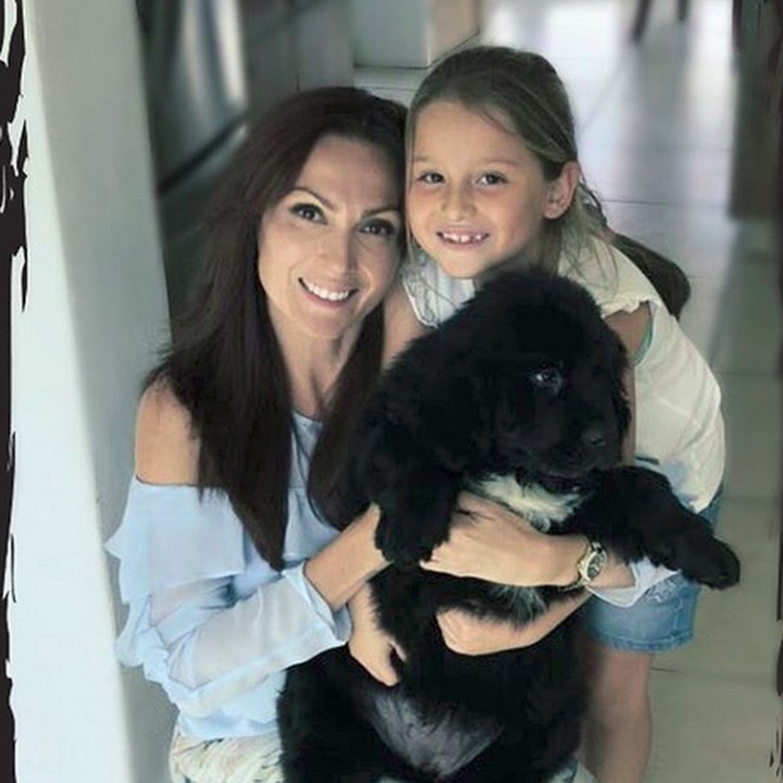 <p>Kompak! Bunda Nora, Scarlett, dan anjing peliharaan kesayangan mereka. (Foto: Instagram/ @norasalinastv)  </p>