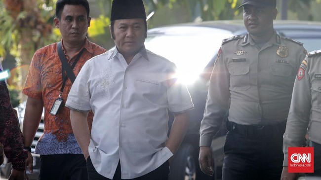 Komisi Pemberantasan Korupsi menetapkan Bupati Lampung Selatan Zainudin Hasan sebagai tersangka kasus suap proyek infrastruktur di Dinas PUPR Lampung Selatan.