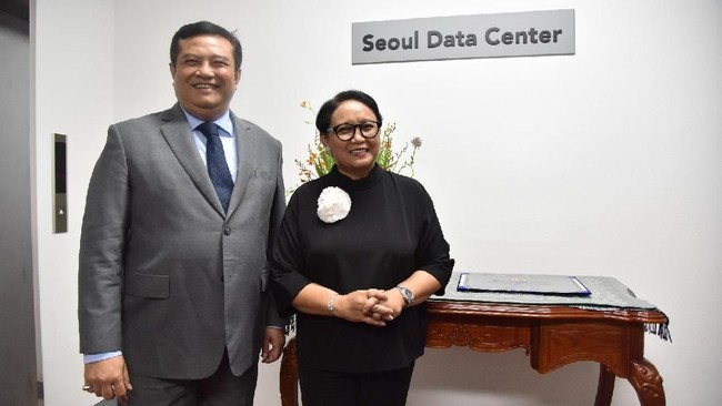 Menlu Retno Marsudi meresmikan beroperasinya 'mirror site' atau duplikat situs, Seoul Data Center, data center pertama di luar negeri, Kamis (26/7).