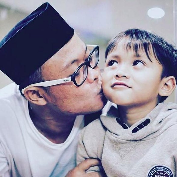 <p>Muach, tanda sayang Sule pada anak bungsunya, Ferdinan Adriansyach Sutisna. (Foto: Instagram @ferdinan_sule)</p>