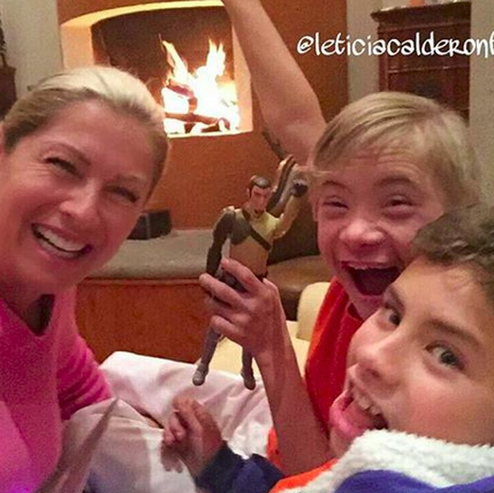 <p>Menghabiskan waktu di rumah bareng anak bisa jadi momen berharga dan membahagiakan buat ibu dan anak ini. (Foto: Instagram/ @leticiacalderonfans)</p>