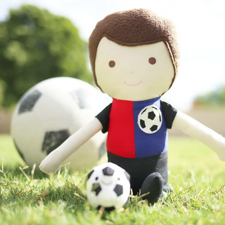 <p>Wah, bonekanya ada yang berupa tokoh pemain bola lho. Keren! (Foto: Instagram/stitchesbycharlotte)</p>