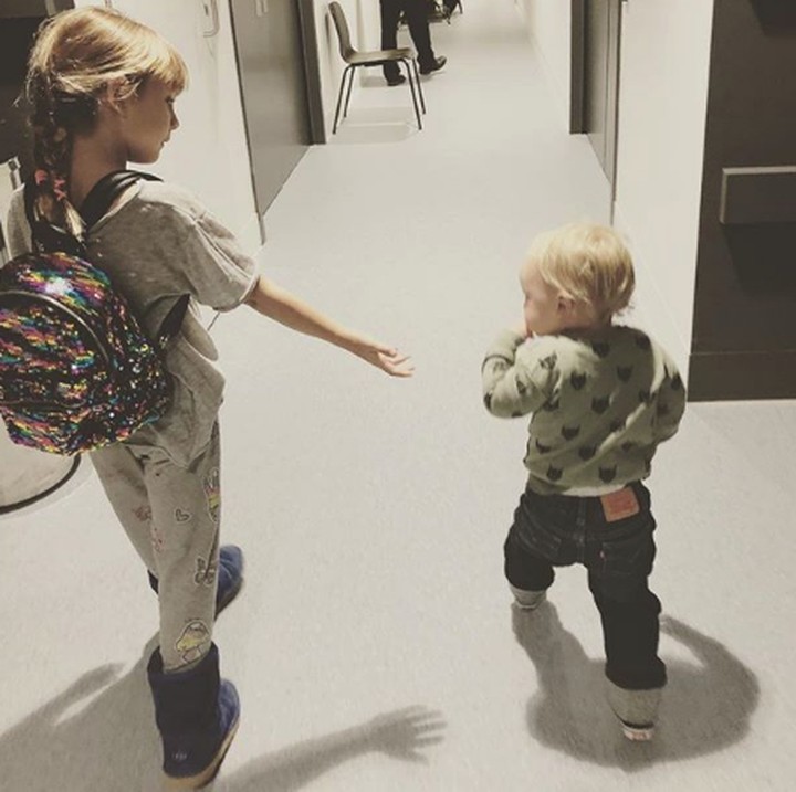 <p>Saat bundanya bekerja, Willow seakan tahu sebagai kakak sudah jadi kewajibannya menjaga sang adik. So sweet! (Foto: Instagram/ @pink)  </p>