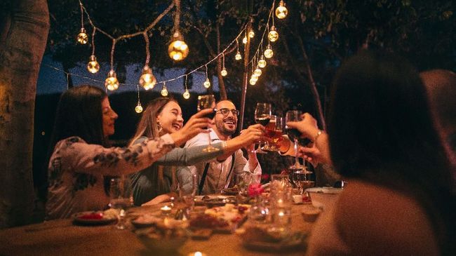 Bagi Anda yang tinggal di seputaran Jakarta, restoran dengan fasilitas rooftop bisa menjadi pilihan untuk menikmati indahnya fenomena alam tersebut.