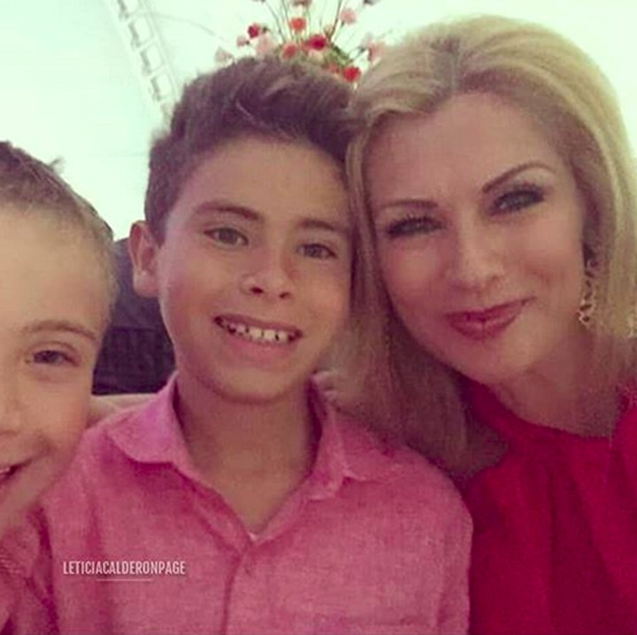 <p>Pemeran Esmeralda di telenovela 'Esmeralda', Leticia Calderon (50) punya dua jagoan cilik yaitu Carlo dan Juliano. (Foto: Instagram/ @leticiacalderonpage)</p>