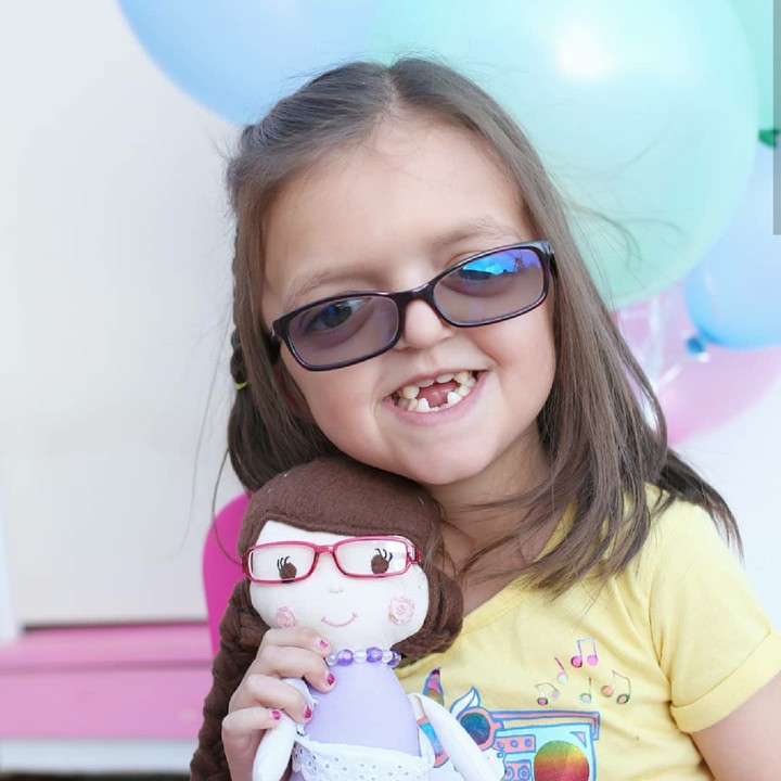 <p>Charlotte membagikan boneka jahitan tangannya ke anak yang hendak operasi. Ini berangkat dari pengalaman Charlotte yang merasa lebih nyaman karena memeluk boneka saat hendak operasi. (Foto: Instagram/stitchesbycharlotte)  </p>