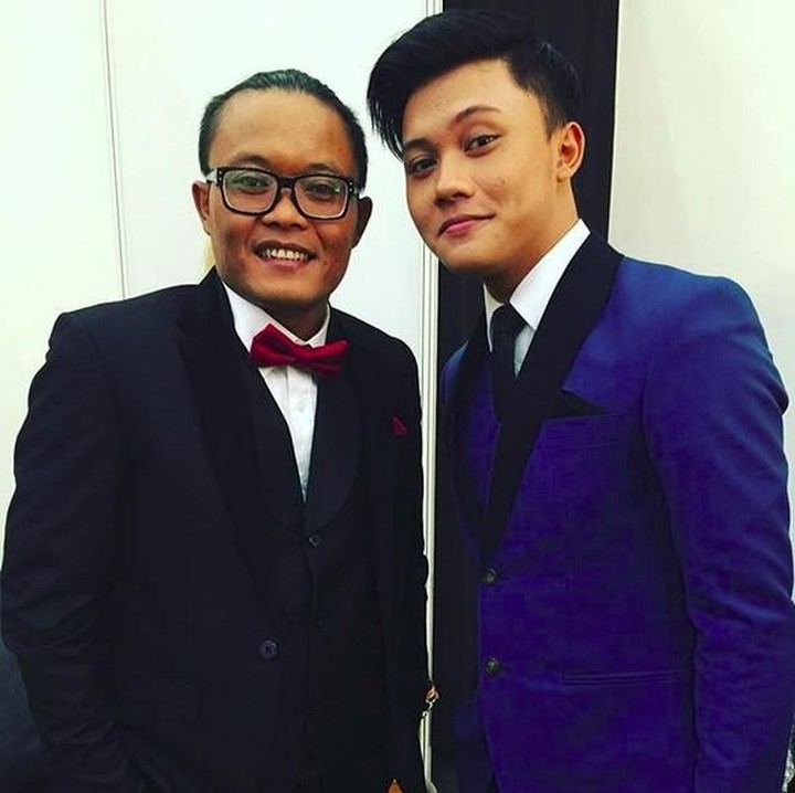 <p>Sule mengisi acara bareng putra sulungnya, Rizky Febian, di salah satu stasiun televisi. Lihat, keduanya kompak mengenakan jas. (Foto: Instagram @ferdinan_sule)</p>