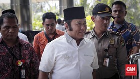Tiba di KPK, Adik Zulkifli Hasan Tebar Senyum