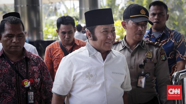 Zainudin yang mengenakan kemeja putih lengan pendek dengan peci hitam tiba sekitar pukul 13.30 WIB. Dia terkena OTT KPK pada Jumat dini hari.