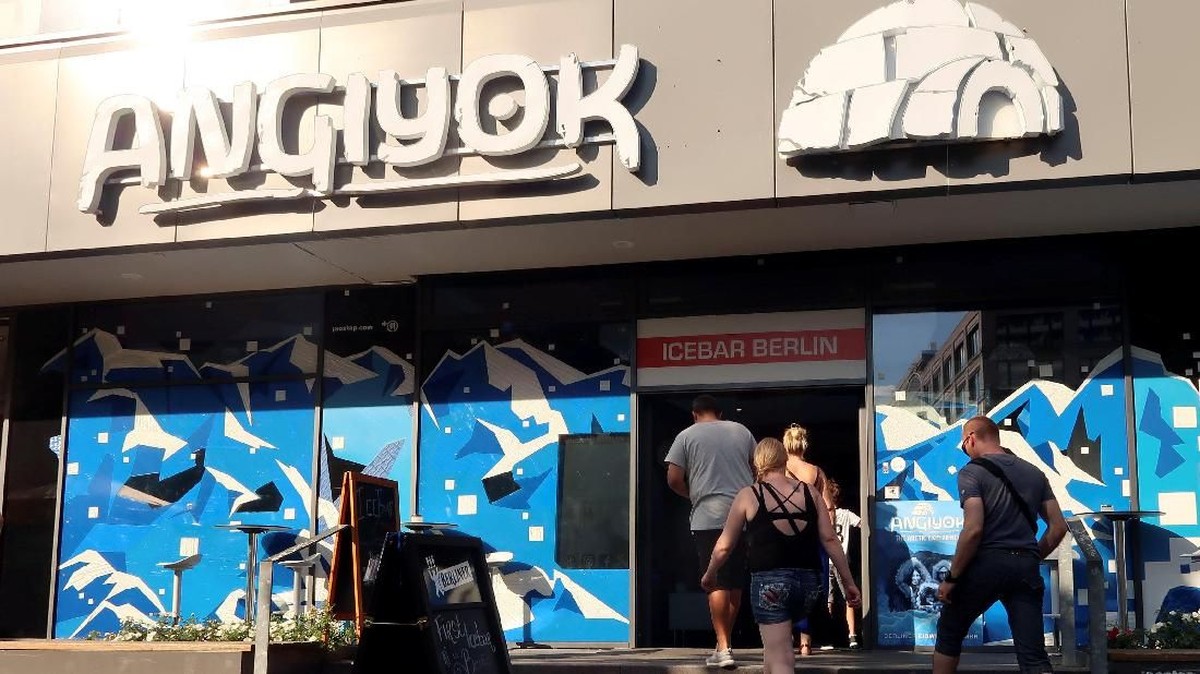 FOTO: Bar Es, Cara Unik Warga Berlin Atasi Cuaca Panas