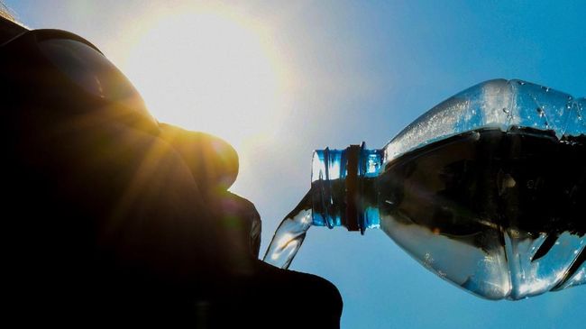 Tumbler yang berisi air mineral kadang tak dicuci berminggu-minggu, padahal bisa aja ada kuman yang hidup di dalamnya.