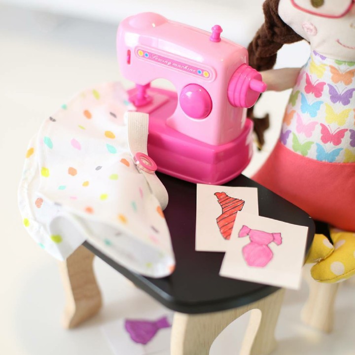 <p>Sejak sang nenek menghadiahkan mesin jahit juga mengajarkan beberapa pola, Charlotte jadi tertarik bikin boneka.  (Foto: Instagram/stitchesbycharlotte)  </p>