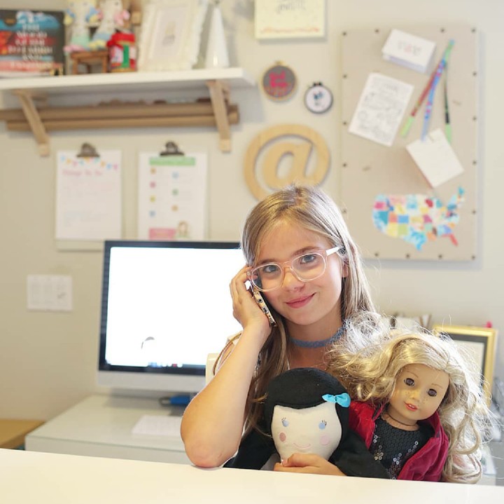 <p>Kini Charlotte punya ruangan yang dia sebut kantor. Di sana, Charlotte menyimpan sketsa, perlengkapan dan semua karyanya yang luar biasa. (Foto: Instagram/stitchesbycharlotte)  </p>