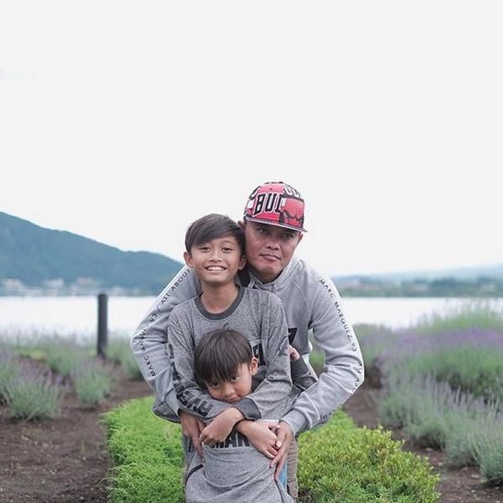 <p>Berpelukan begini, so sweet banget deh. (Foto: Instagram @ferdinan_sule)</p>