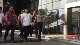 VIDEO: Usai OTT, Bupati Lamsel Adik Zulhas Tiba di KPK