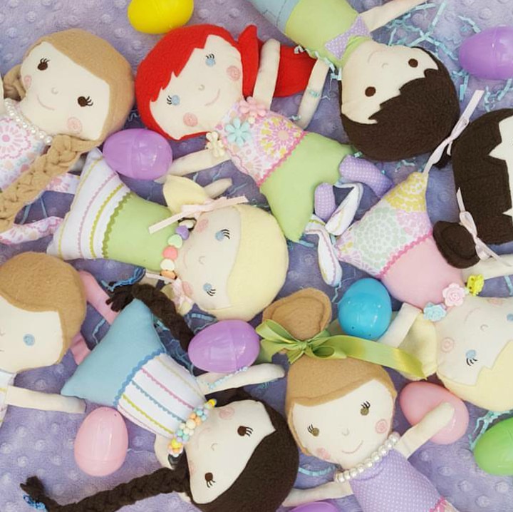 <p>Beberapa boneka ada yang dilengkapi benang, jarum, dan istruksi sederhana sehingga bentuknya bisa disesuaikan dengan kondisi anak yang mendapatkanya. (Foto: Instagram/stitchesbycharlotte)  </p>
