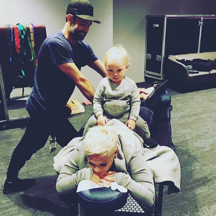 <p>Jameson nggak mau kalah nih. Dia turut ambil peran di sesi terapi Bunda Pink sebelum konser. Hi-hi-hi. (Foto: Instagram/ @pink)</p>