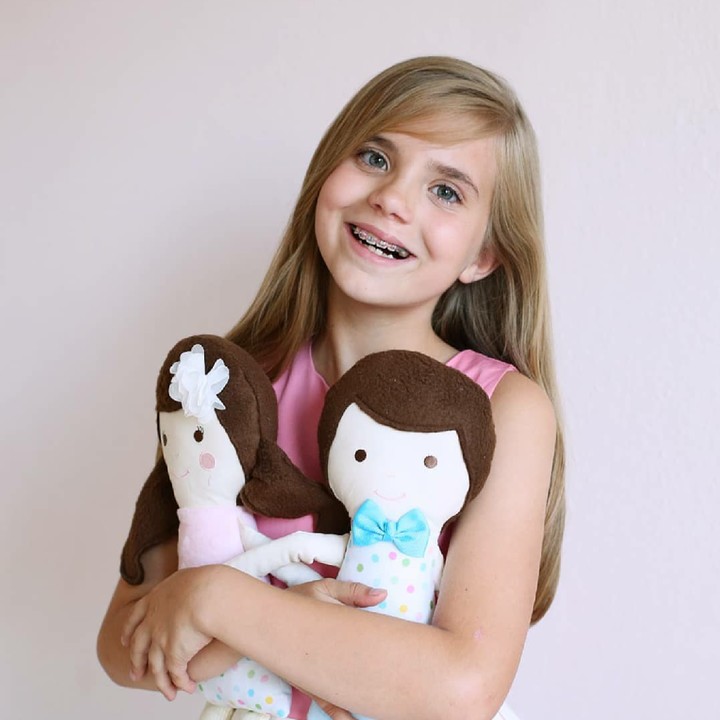 <p>Sejak usia 10 tahun Charlotte udah jadi kid-preuner sekaligus pendiri 'Stitches', usaha menjahit boneka sendiri. (Foto: Instagram/stitchesbycharlotte)</p>