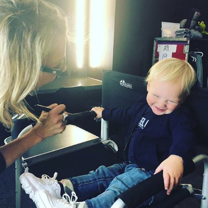 <p>Aih, manis banget sih senyum Jameson yang duduk di kursi makeup. (Foto: Instagram/ @pink)  </p>