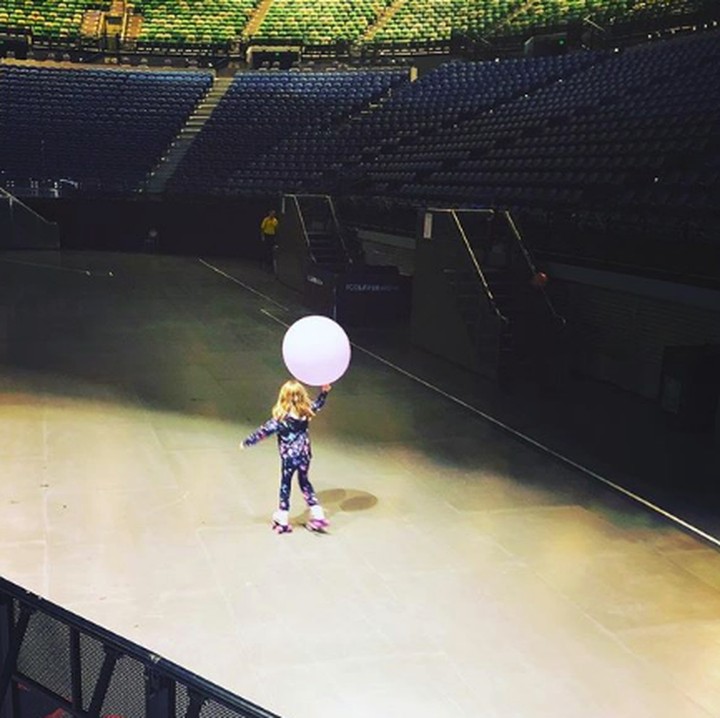 <p>Memanfaatkan momen, si sulung Willow asyik bermain sepatu roda di area yang menjadi venue bundanya konser. (Foto: Instagram/ @pink)</p>