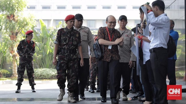 Novel Baswedan kembali bekerja di KPK usai menjalani perawatan sekitar 15 bulan terkait siraman air keras. Penyidik senior itu disambut pegawai sampai pimpinan.