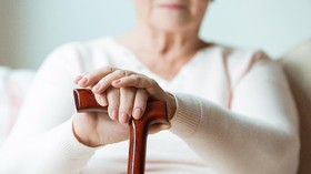 Nenek 83 Tahun 'Kecanduan' Main Tinder Demi Dapat Kekasih