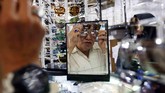 NYALANG: Terpaku di Sudut Senja Dalam foto pilihan CNNIndonesia.com pekan ini, ada keriaan di tengah musim panas Washington, penjual keramik di Bolivia, hingga penjinak merpati di Afghanistan.