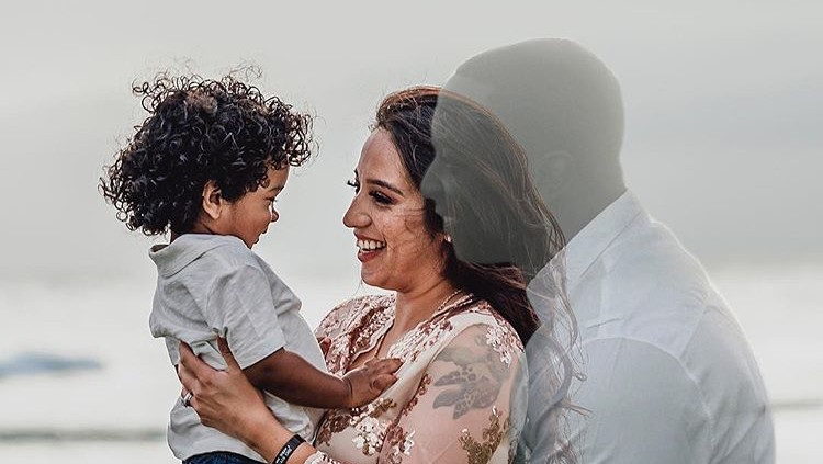 Menampilkan Mendiang Suami, Foto Kehamilan Ini Menyentuh Banget Sebagai bentuk rasa hormat dan cintanya pada mendiang suami, wanita ini sengaja mengikutsertakan almarhum suaminya di sesi foto kehamilan.