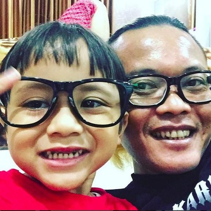 <p> Nah, yang ini saat menemani Ferdi tidur malam. Karena Ferdinya belum mau tidur, Sule dan anak bungsunya pun main kacamata dan wefie seperti ini. (Foto: Instagram @ferdinan_sule)</p>