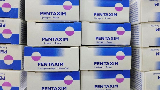 Klinik kesehatan Hong Kong menambah pasok vaksinasi anak untuk mengantisipasi lonjakan pasien dari China daratan yang dilanda skandal vaksin buruk.