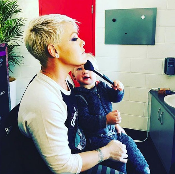 <p>Wah, Bunda Pink punya makeup artist baru nih rupanya. He-he-he. (Foto: Instagram/ @pink)   </p>