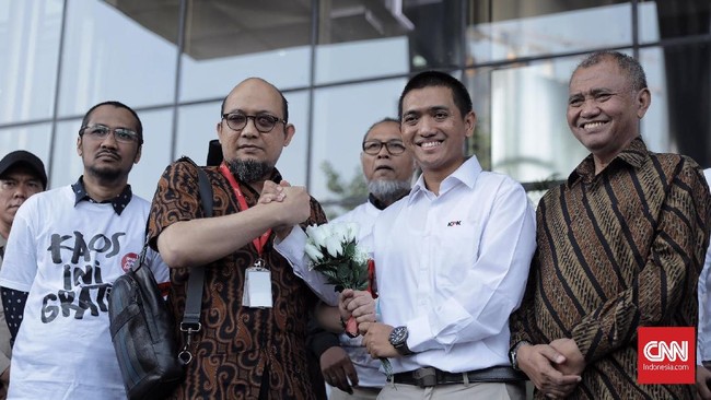 Ketua WP KPK Yudi Purnomo mengatakan KPK sudah sejak lama mengangkat penyidik dari internal dan itu telah sesuai dengan putusan Mahkamah Konstitusi.